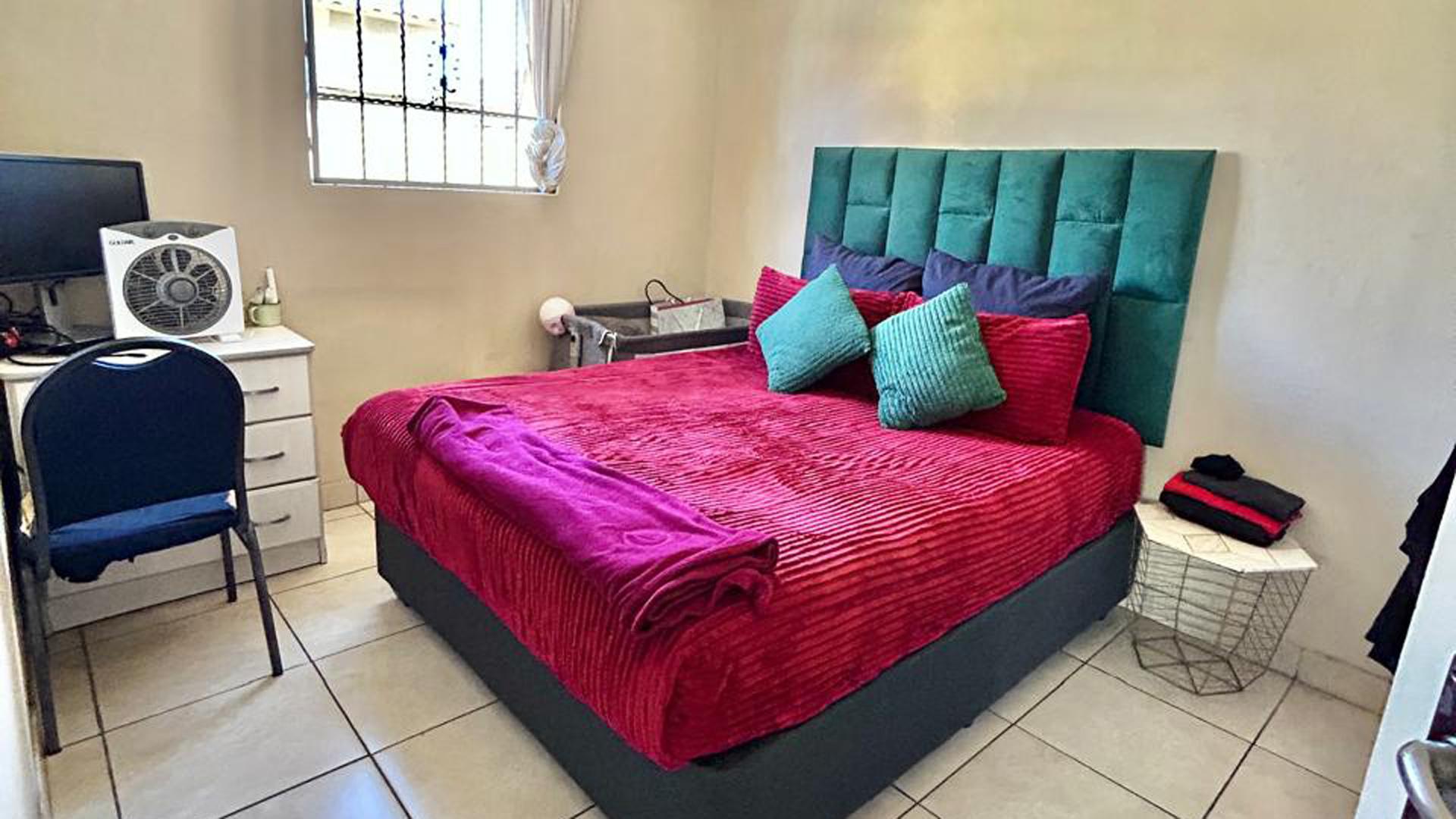 Bed Room 1 of property in Riverside View