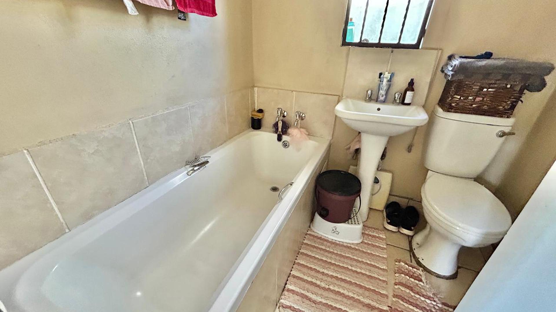 Bathroom 1 of property in Riverside View