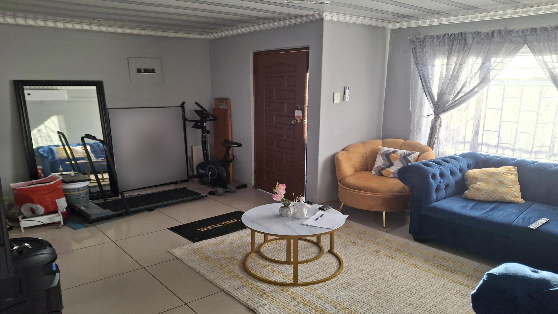 Lounges of property in Tembisa