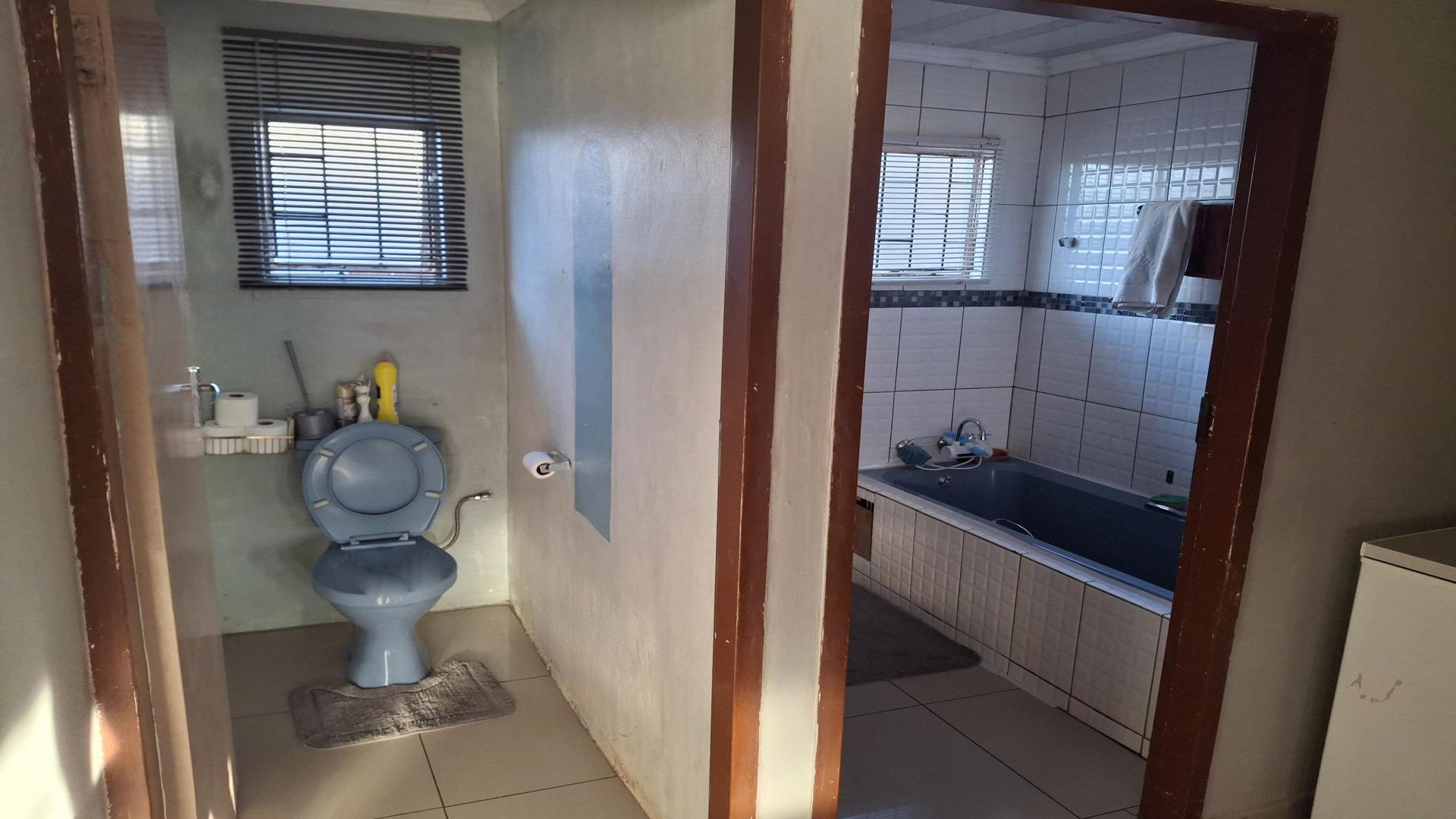 Bathroom 1 of property in Tembisa
