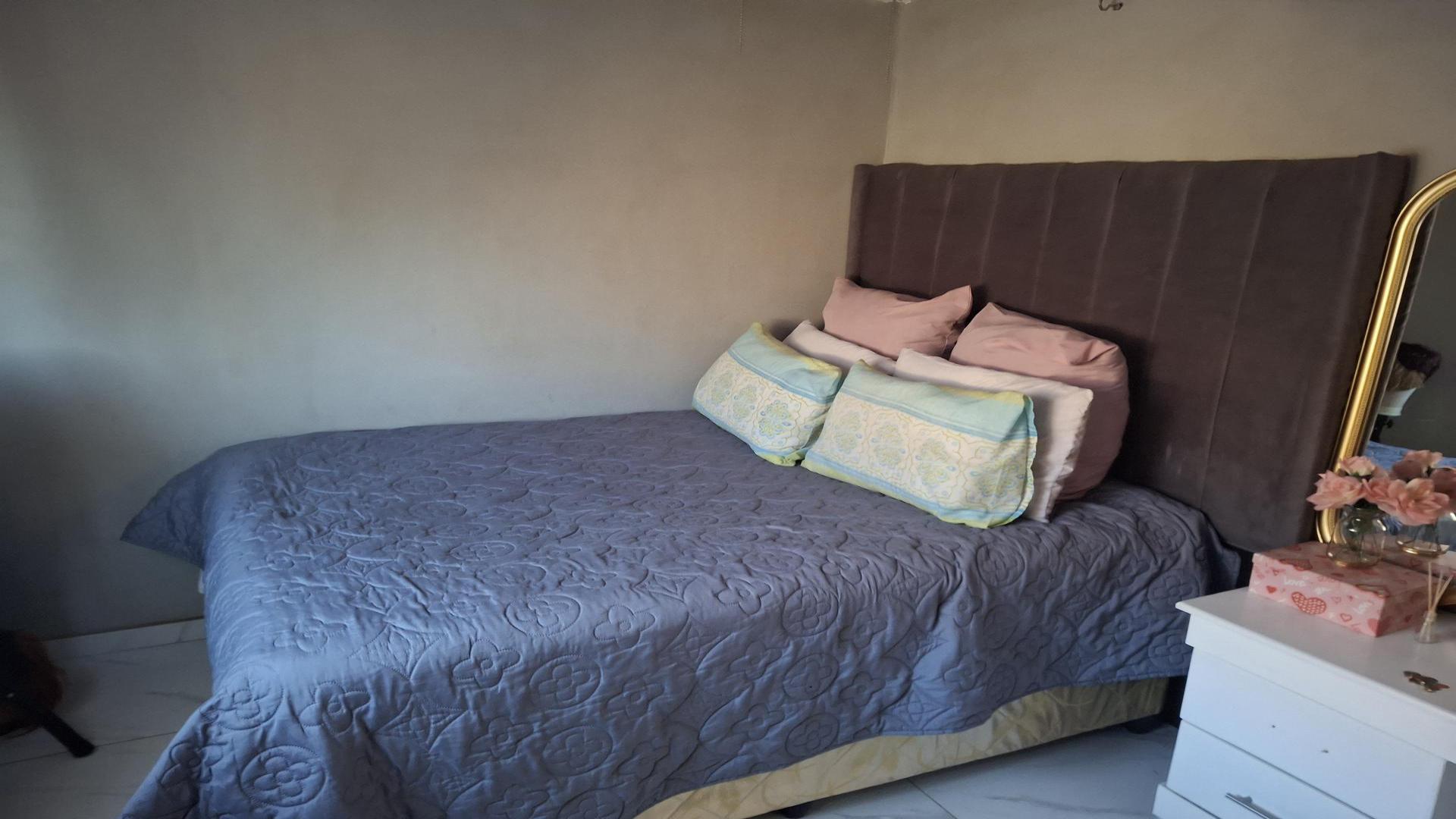 Bed Room 1 of property in Tembisa