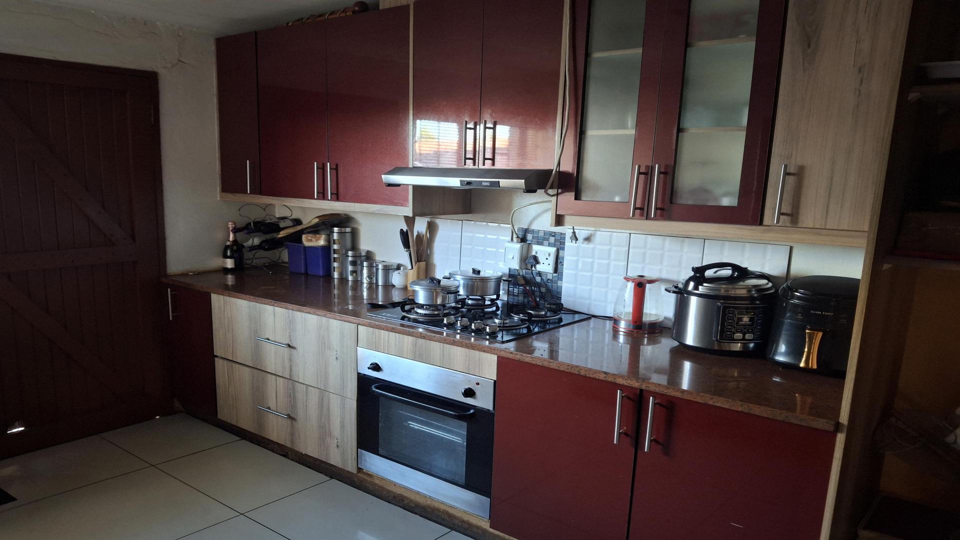 Kitchen of property in Tembisa