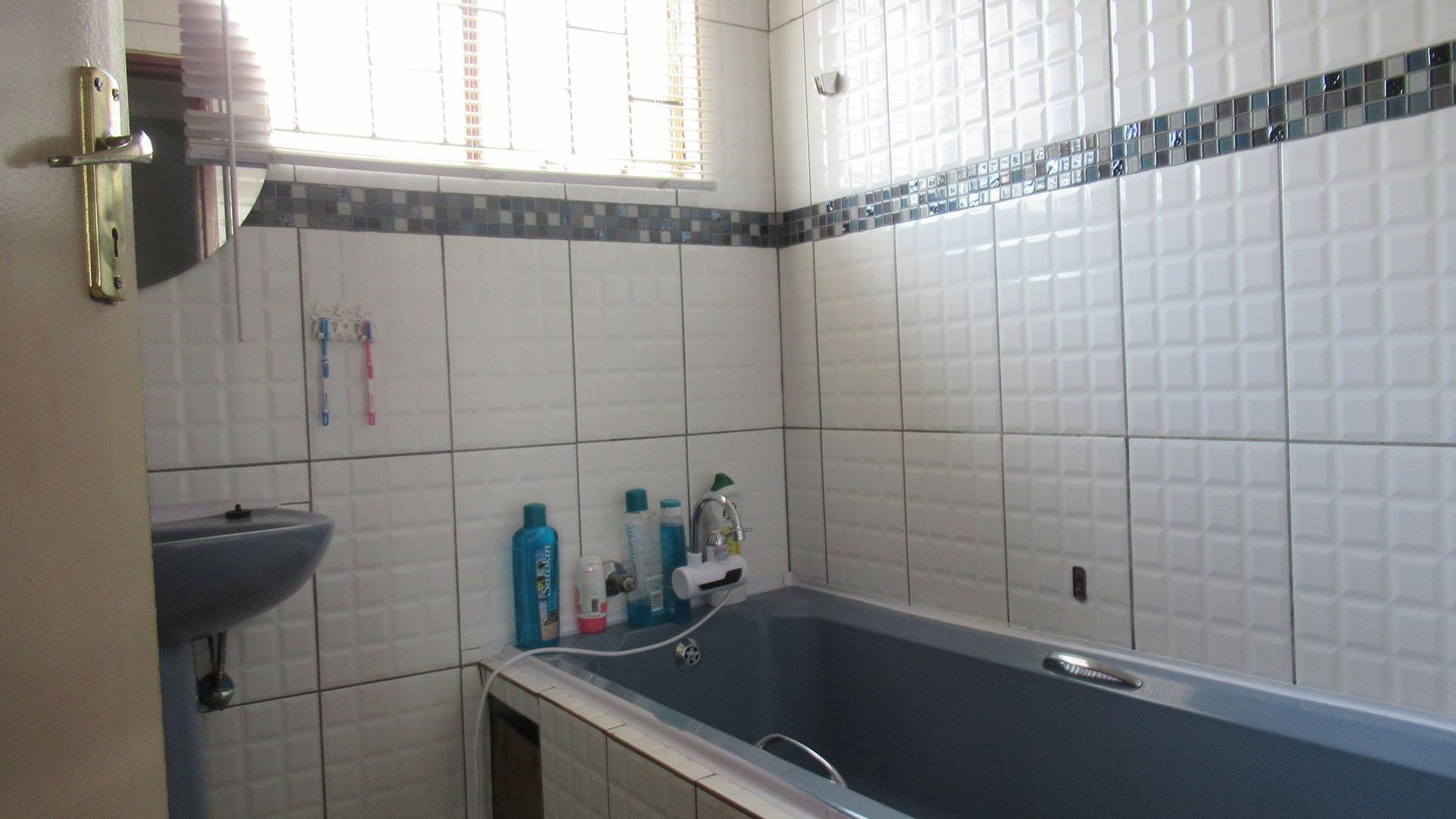 Bathroom 2 - 4 square meters of property in Tembisa
