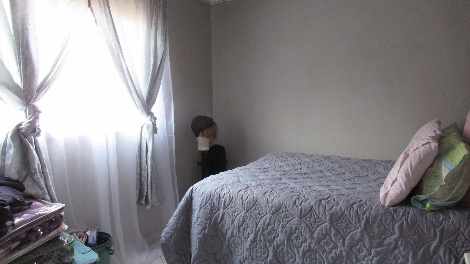 Bed Room 1 - 14 square meters of property in Tembisa