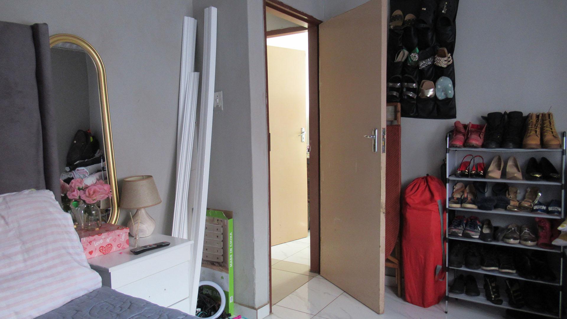 Bed Room 1 - 14 square meters of property in Tembisa