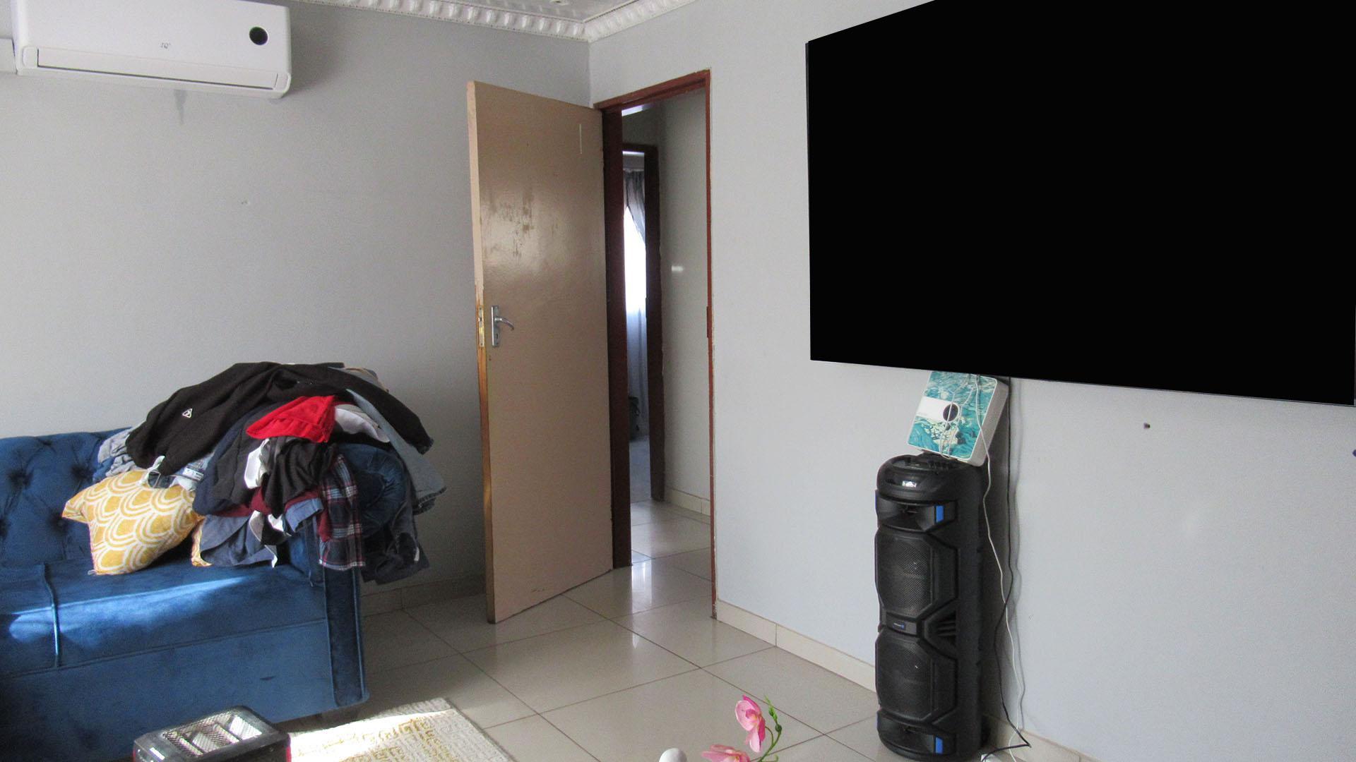Lounges - 20 square meters of property in Tembisa