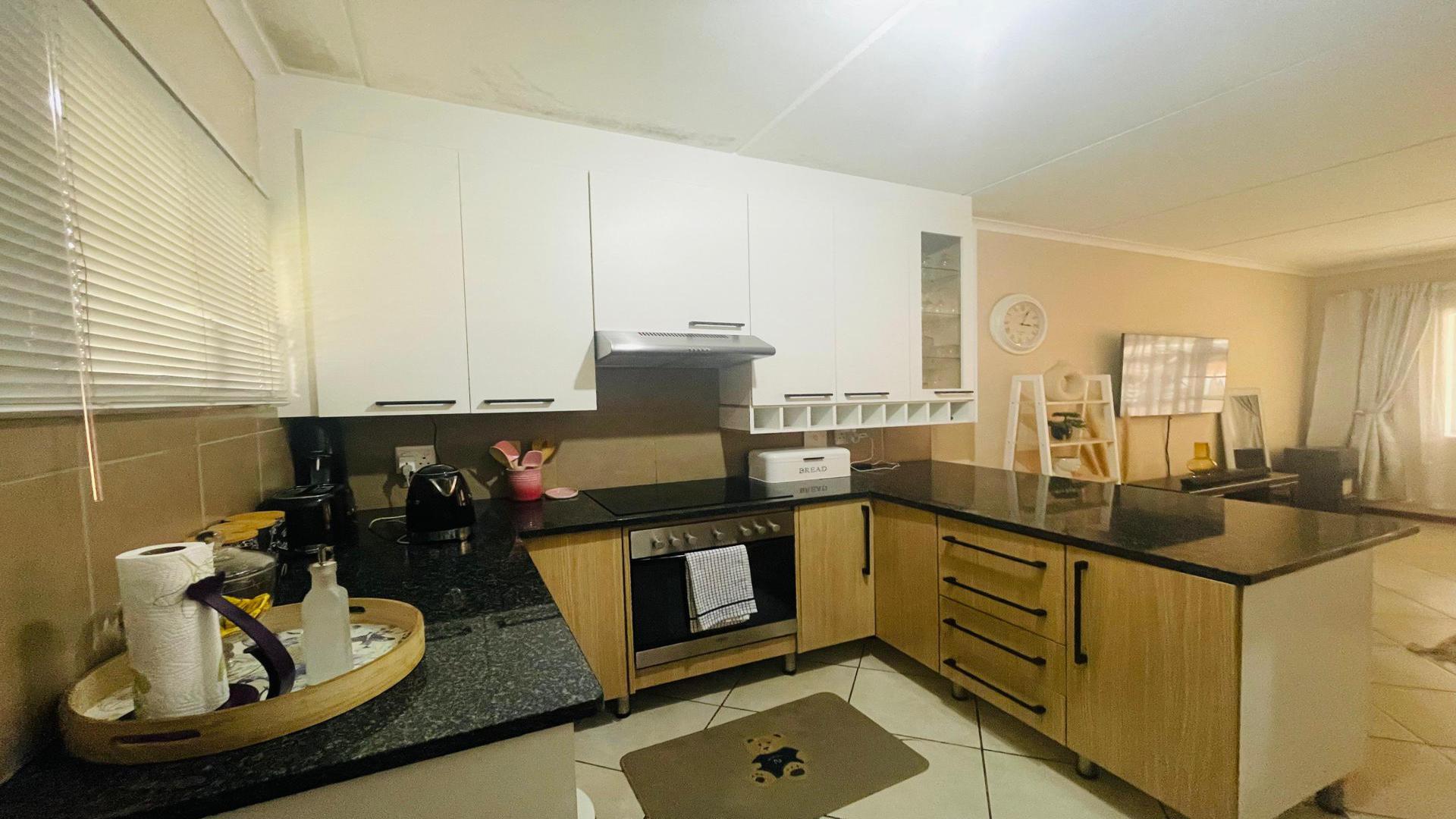 Kitchen of property in Sagewood