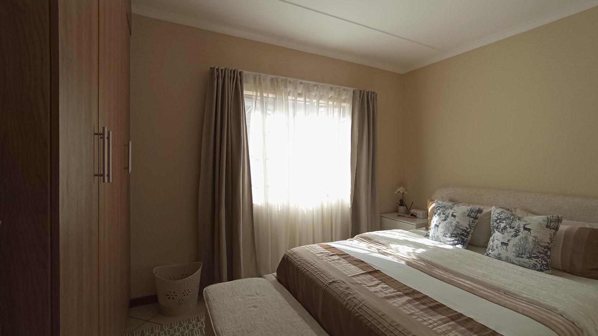 Bed Room 1 - 13 square meters of property in Sagewood