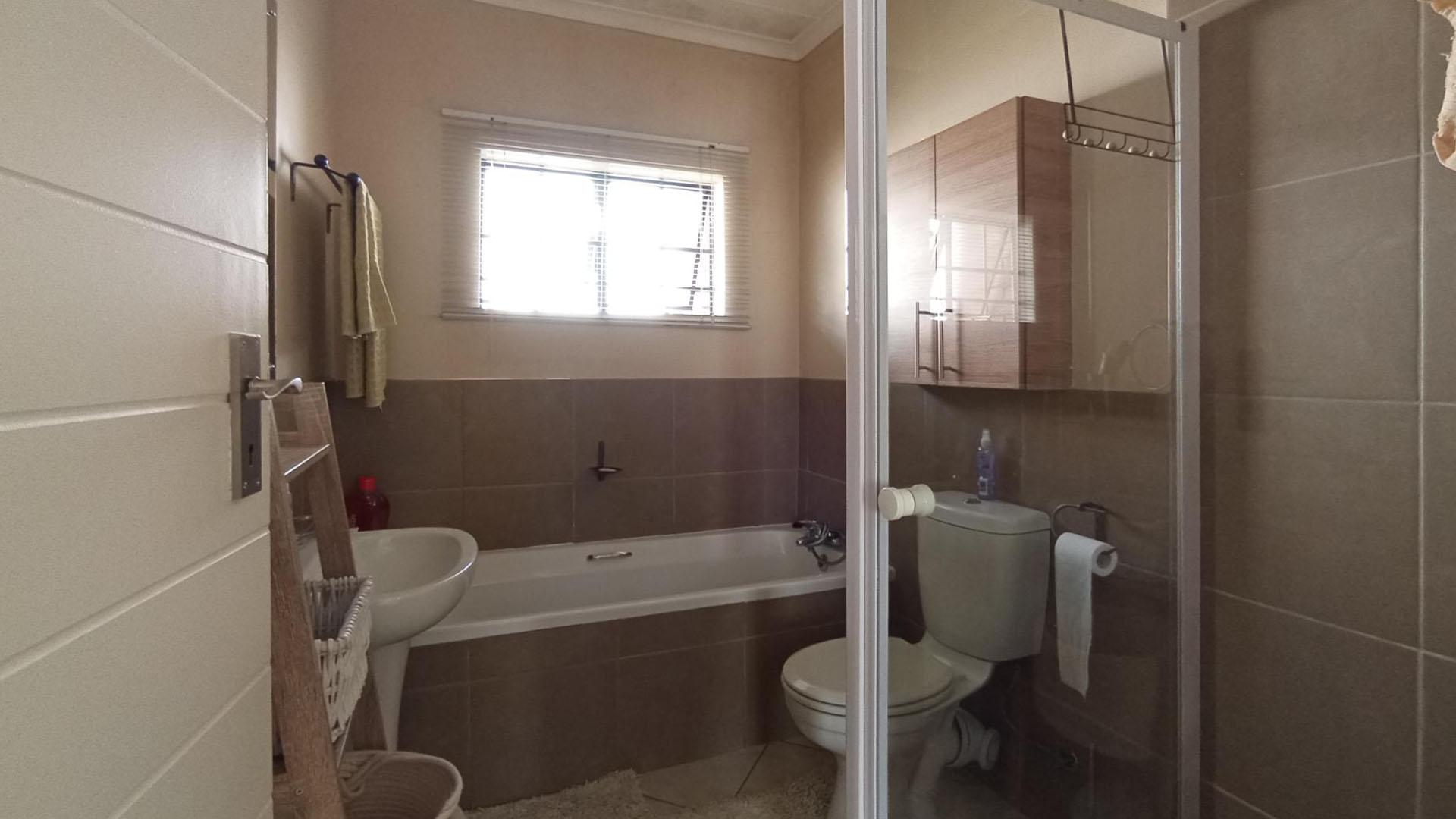 Bathroom 1 - 6 square meters of property in Sagewood
