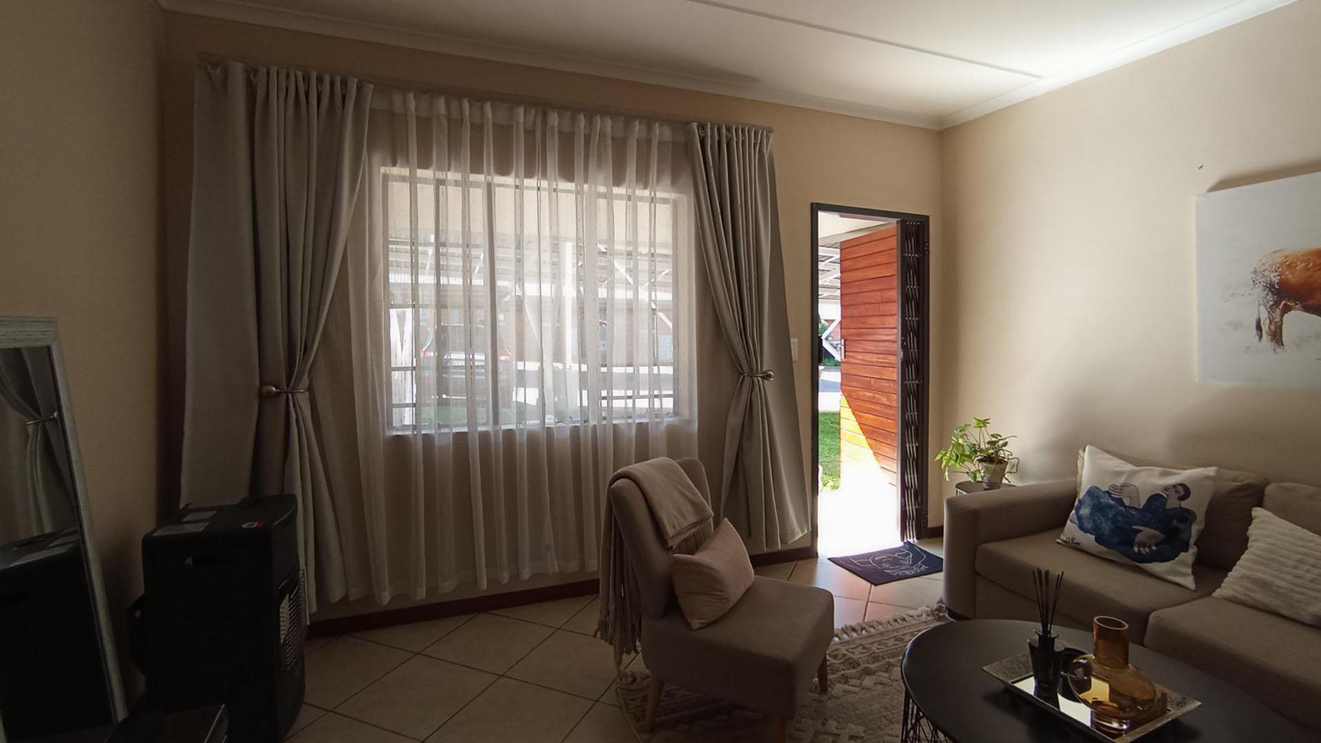 Lounges - 20 square meters of property in Sagewood