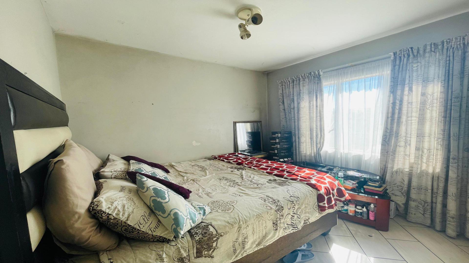 Bed Room 1 of property in Midrand