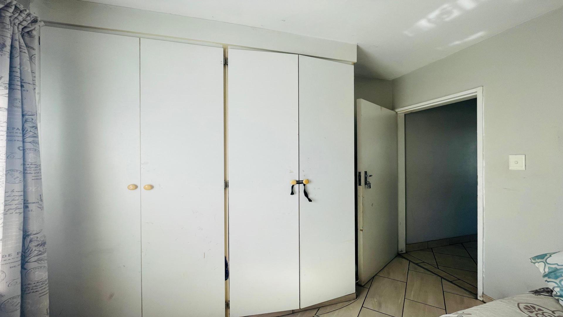 Bed Room 1 of property in Midrand