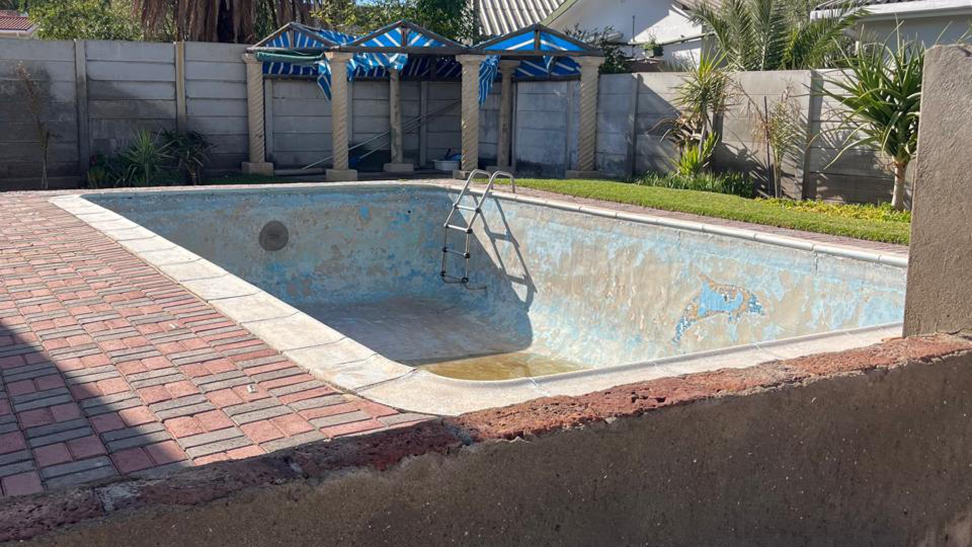 Swimming Pool of property in Beaufort West