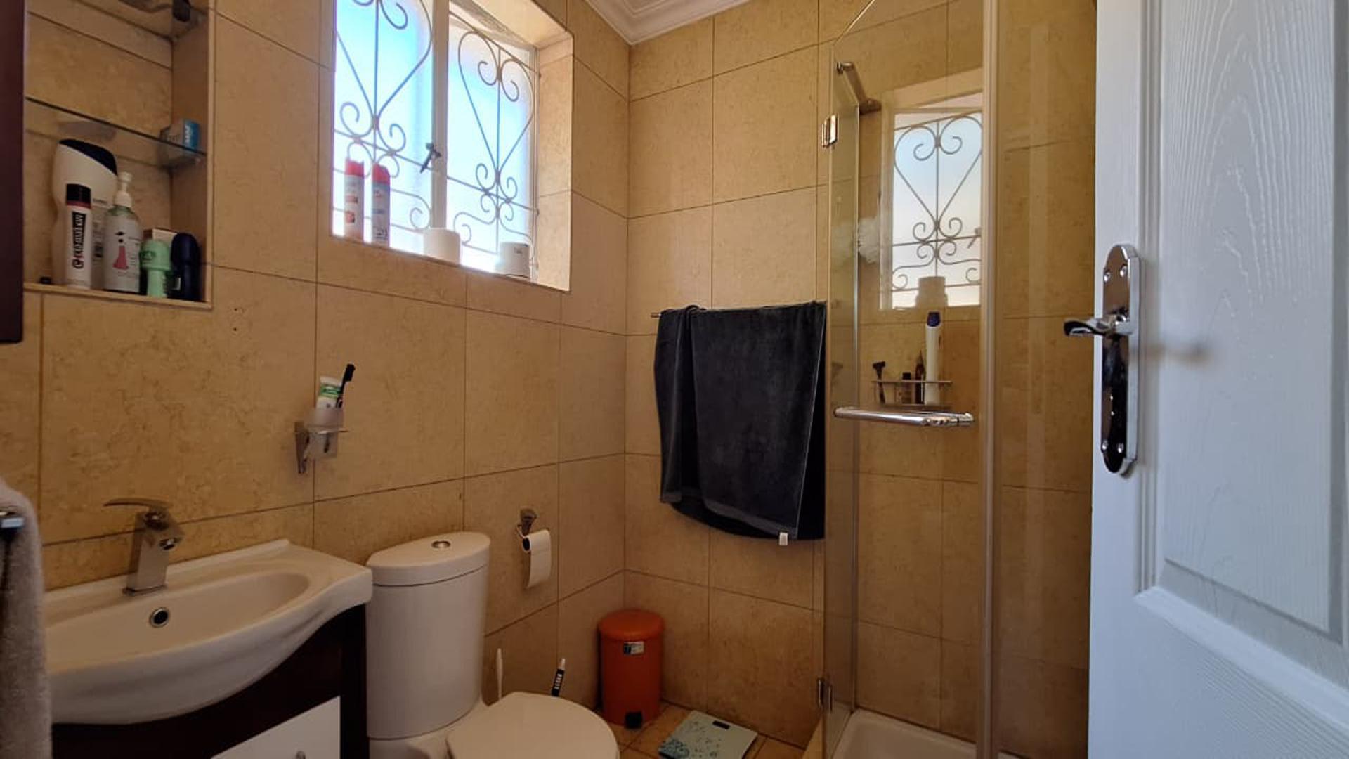 Main Bathroom - 5 square meters of property in Risidale