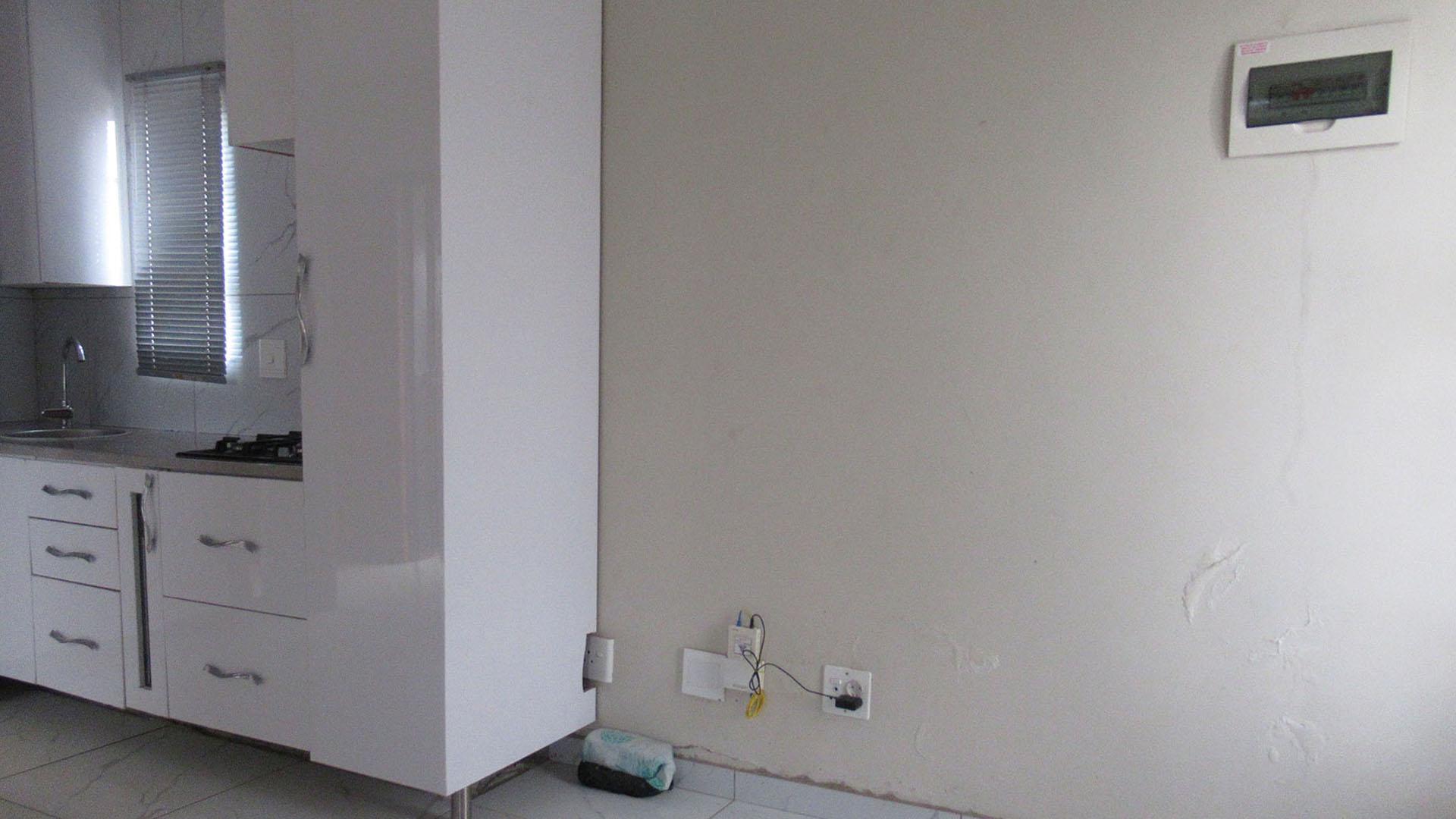 Lounges - 8 square meters of property in South Hills