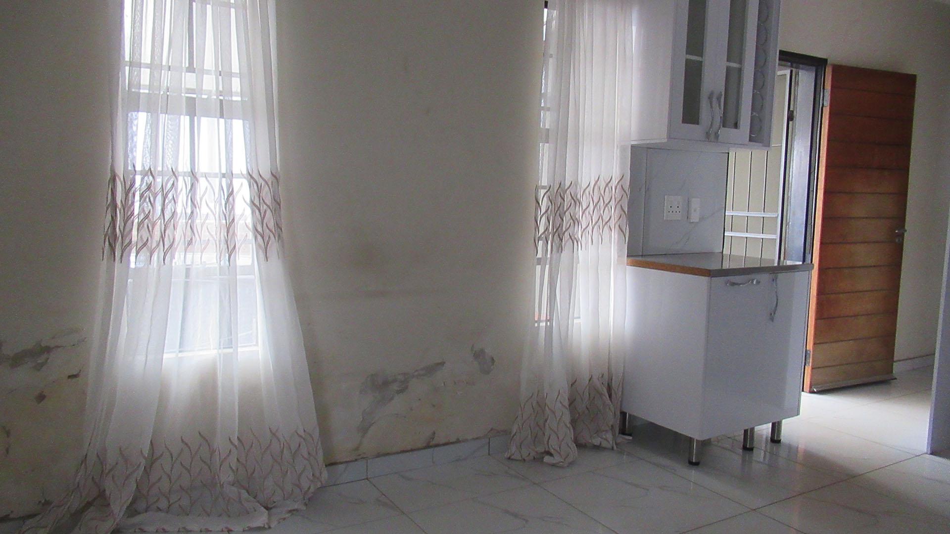 Lounges - 8 square meters of property in South Hills