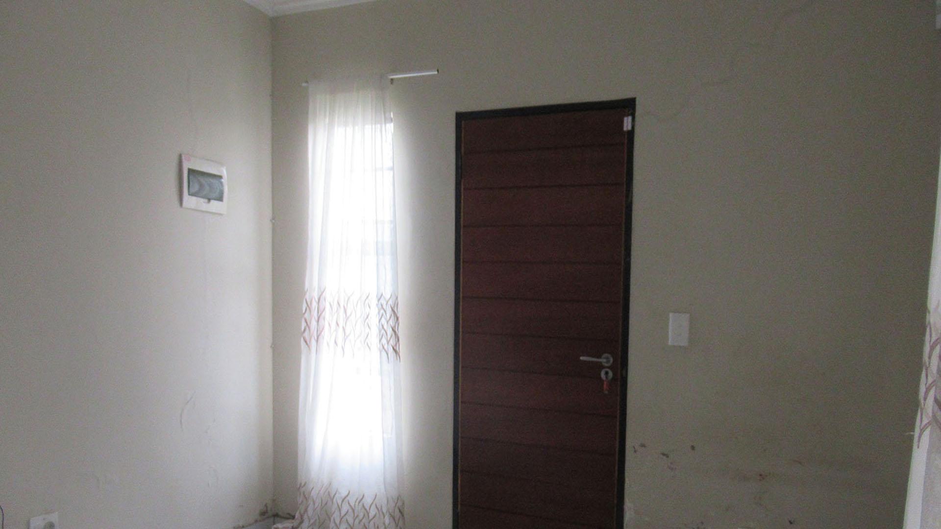 Lounges - 8 square meters of property in South Hills