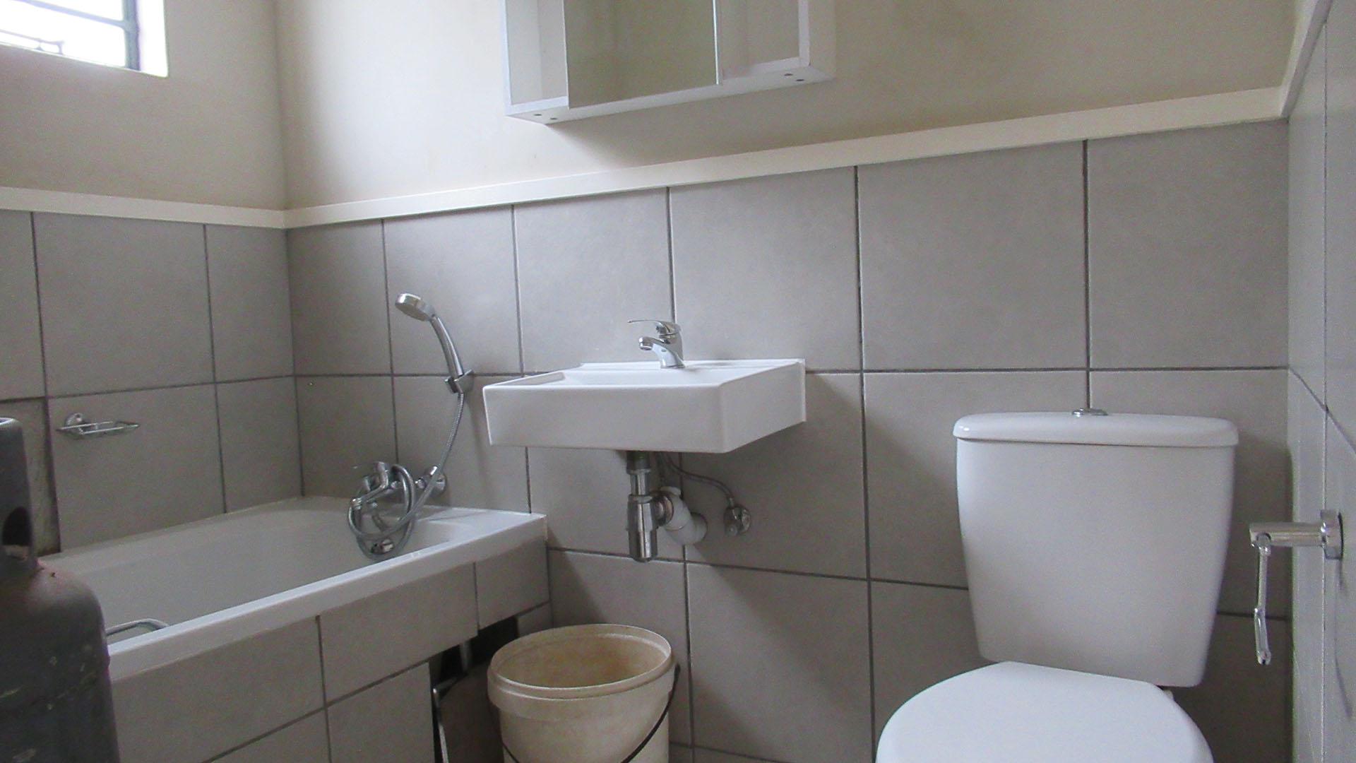 Bathroom 1 - 4 square meters of property in South Hills