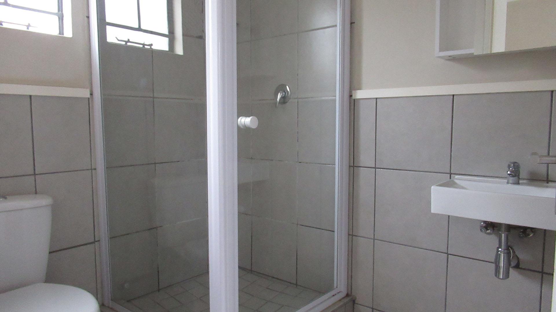 Main Bathroom - 4 square meters of property in South Hills