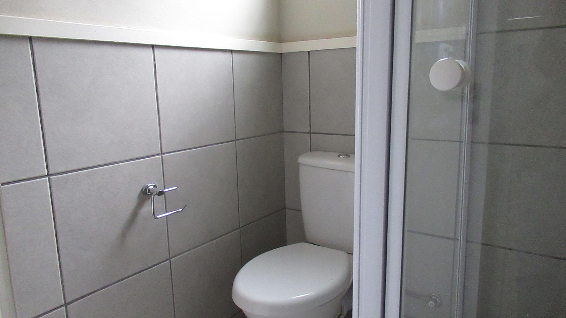 Main Bathroom - 4 square meters of property in South Hills