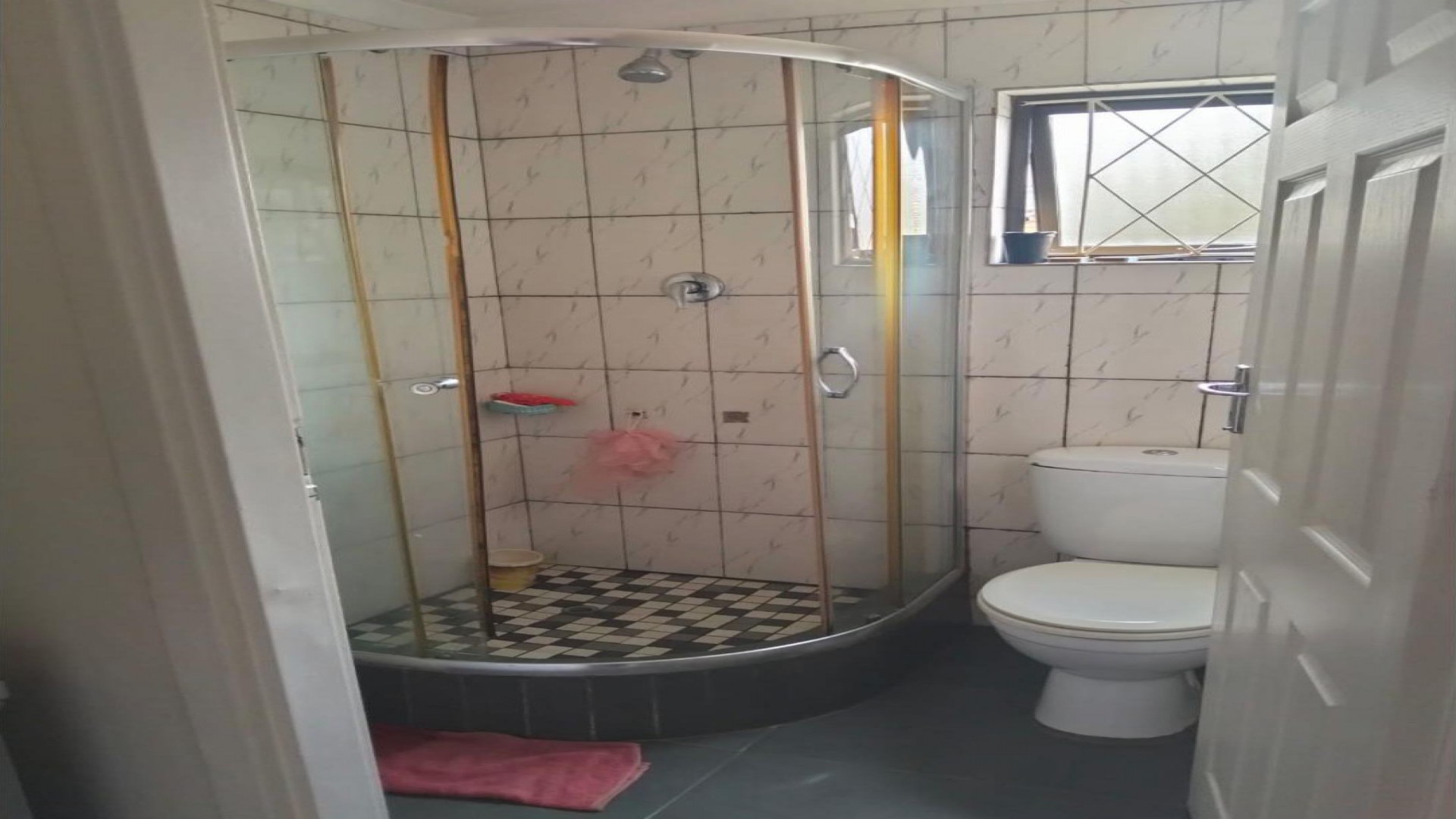 Bathroom 1 of property in Redfern