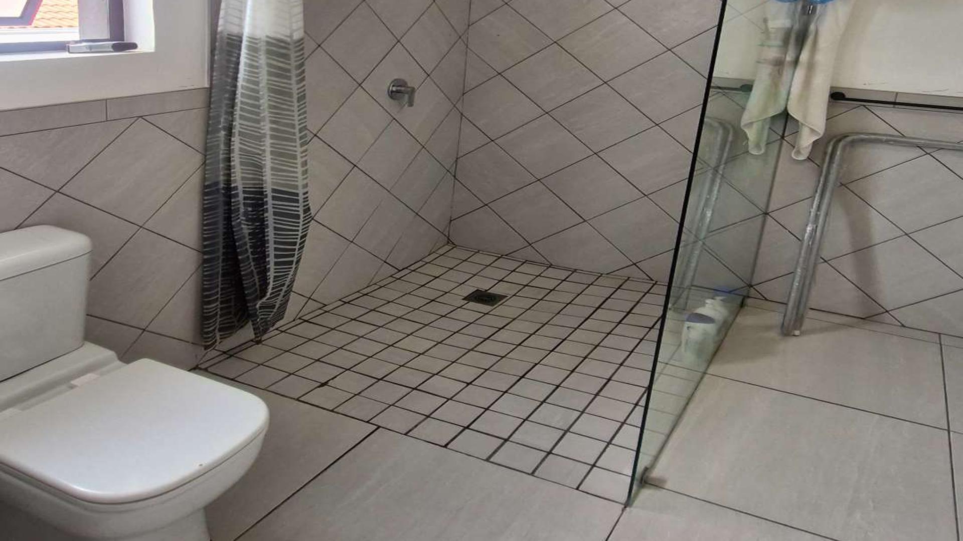 Bathroom 1 of property in Northcliff