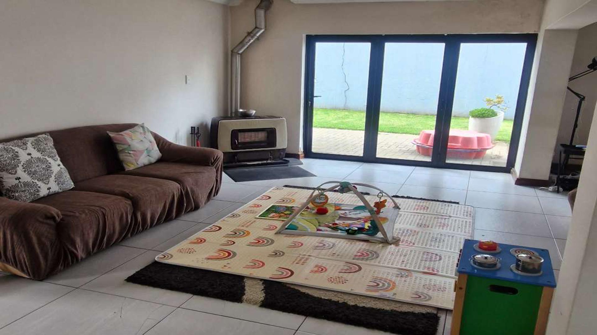 Lounges of property in Northcliff