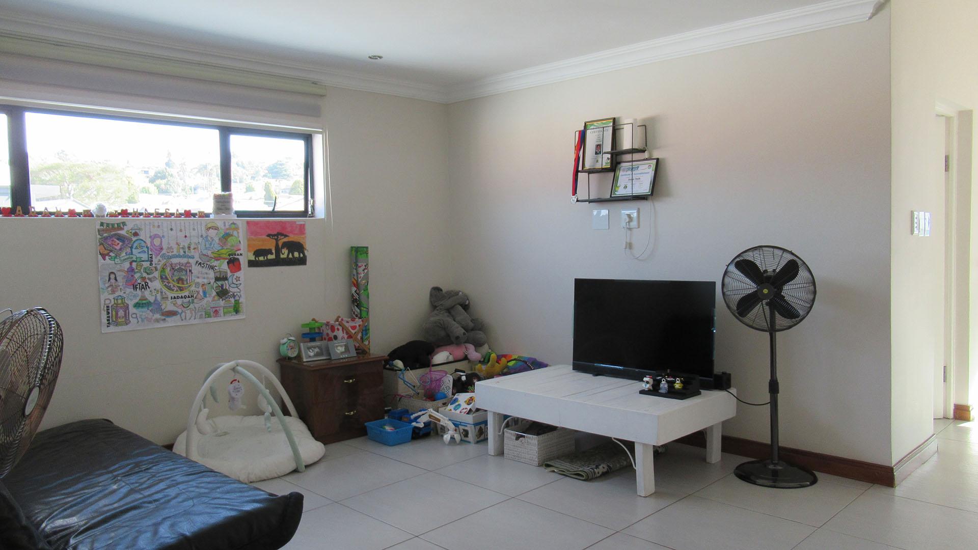 Lounges - 55 square meters of property in Northcliff