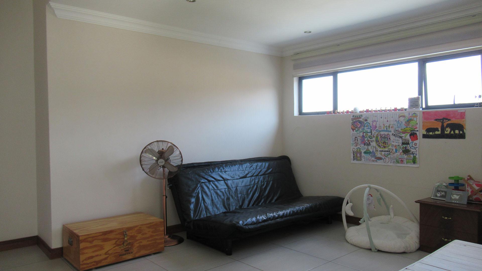 Lounges - 55 square meters of property in Northcliff