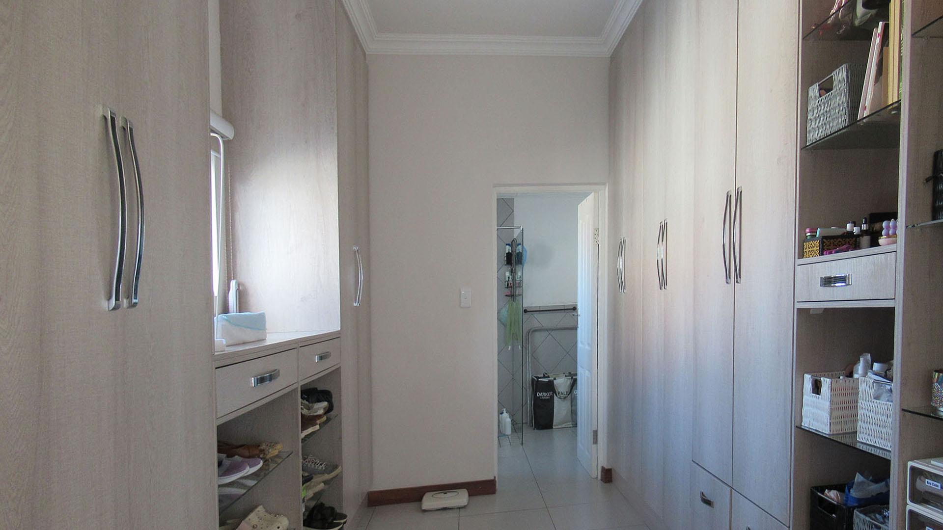 Main Bathroom - 11 square meters of property in Northcliff