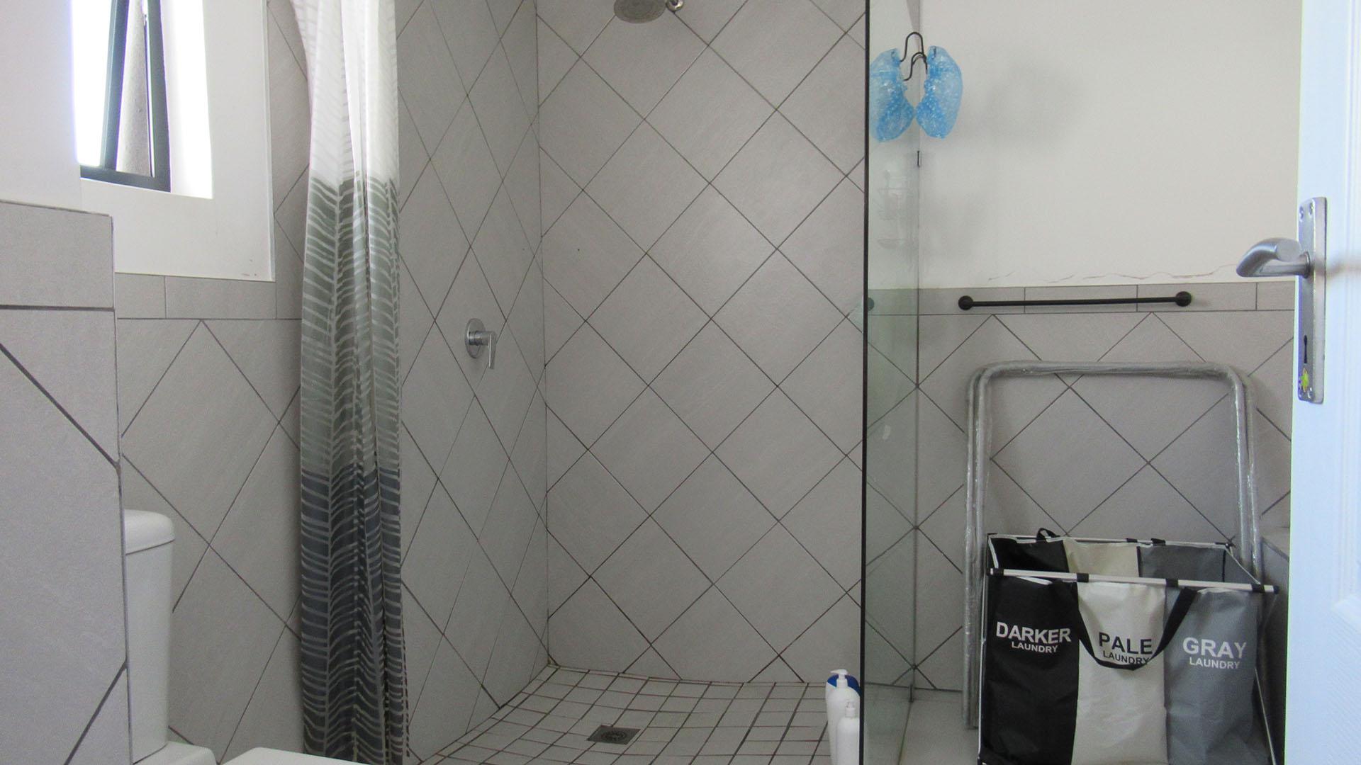 Main Bathroom - 11 square meters of property in Northcliff