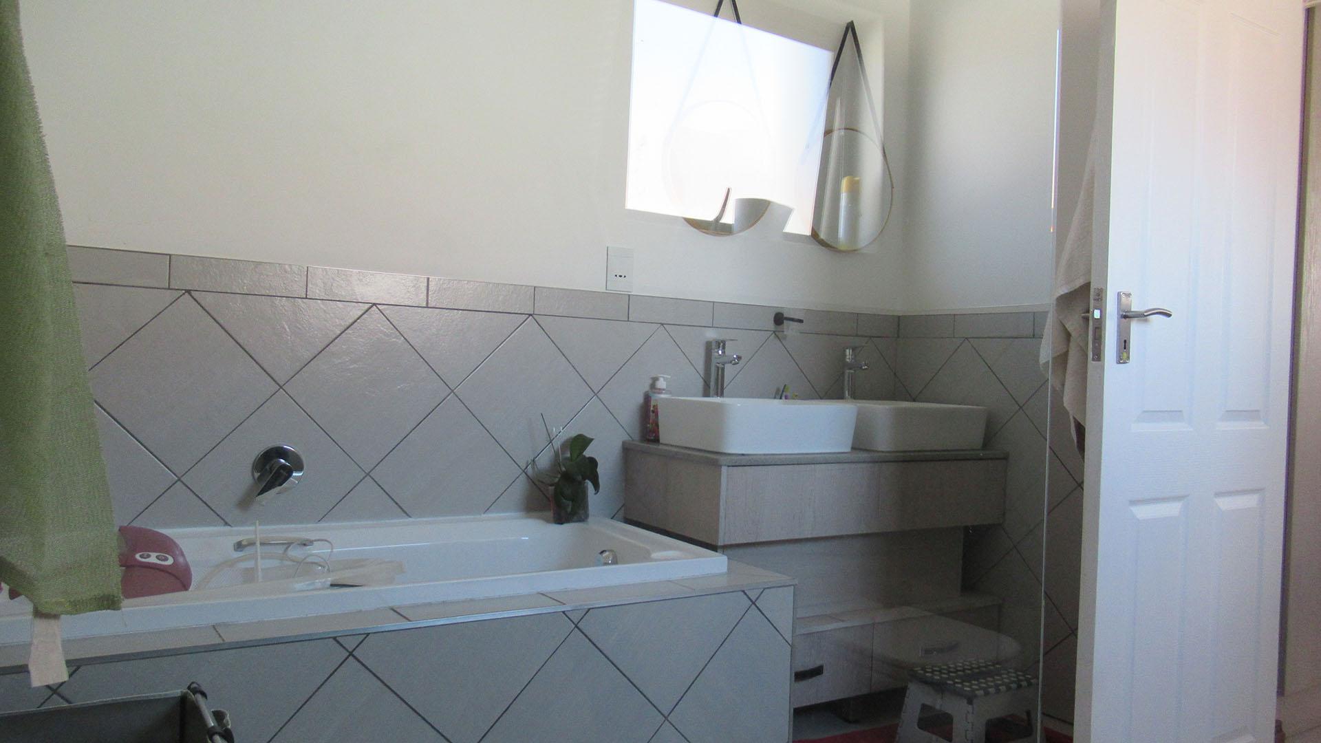 Main Bathroom - 11 square meters of property in Northcliff