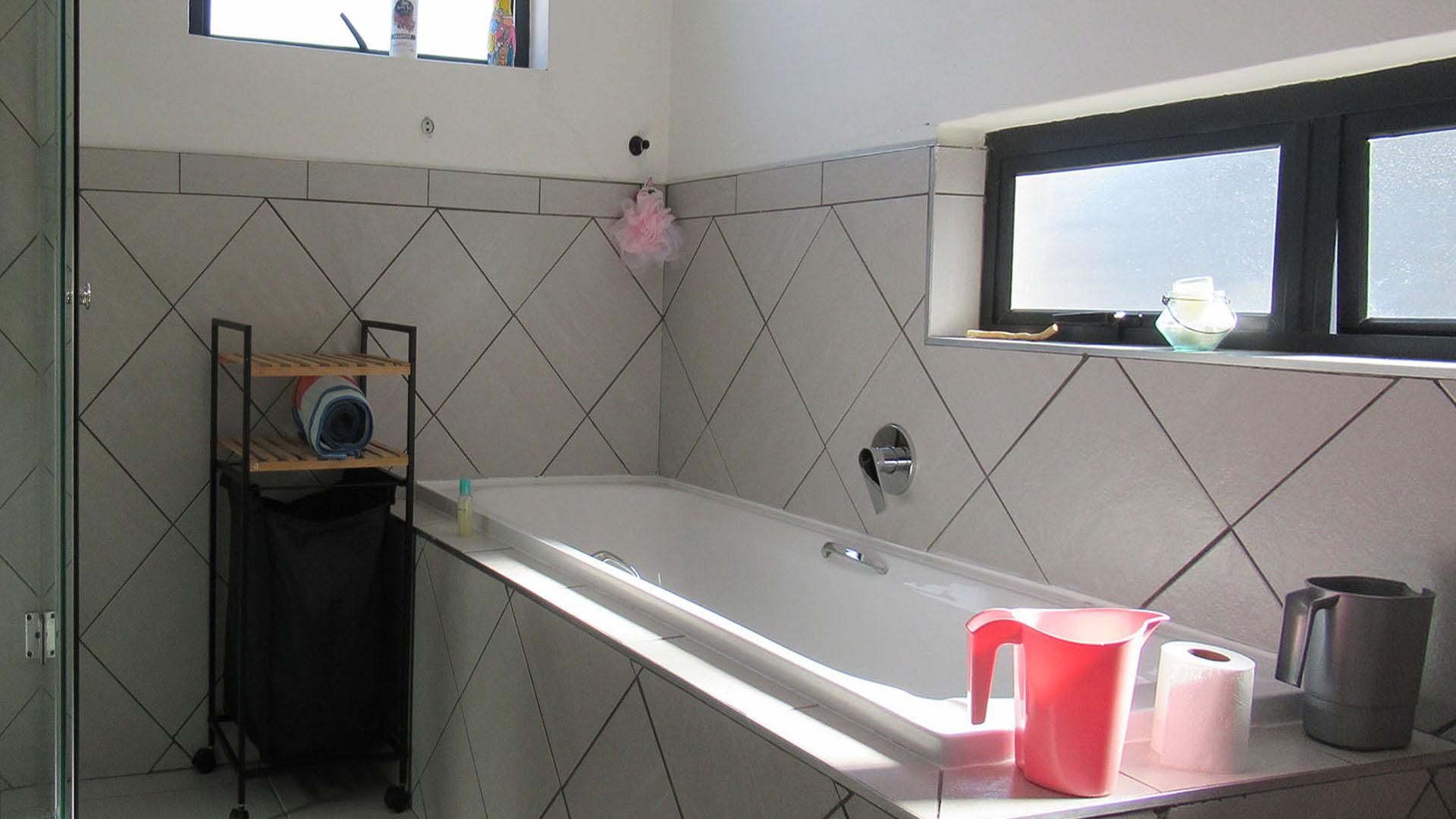 Bathroom 2 - 9 square meters of property in Northcliff