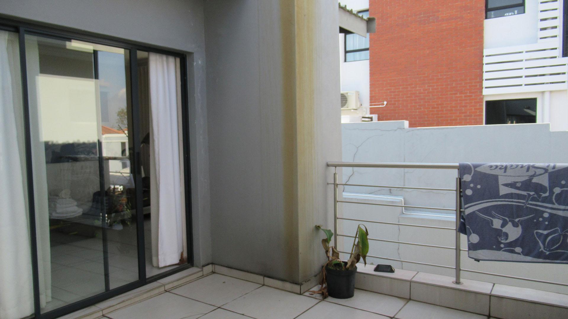 Balcony - 19 square meters of property in Northcliff