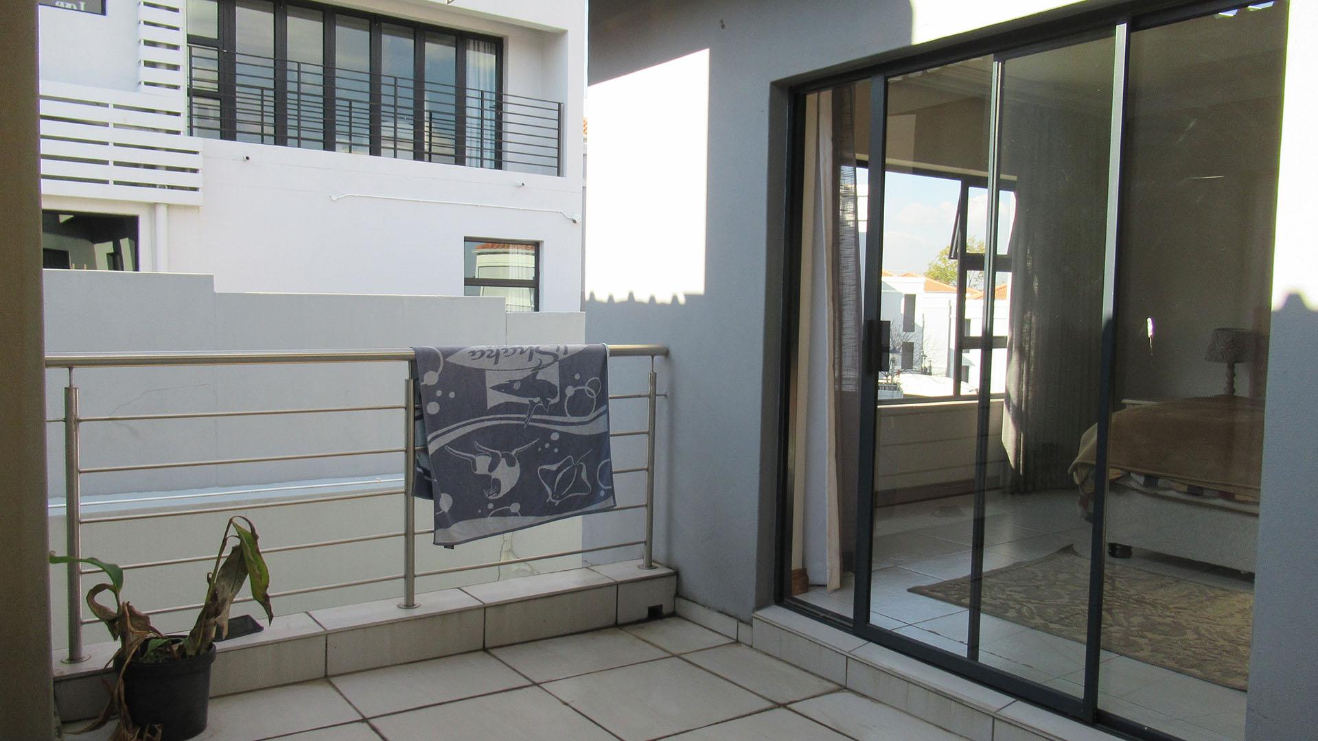 Balcony - 19 square meters of property in Northcliff