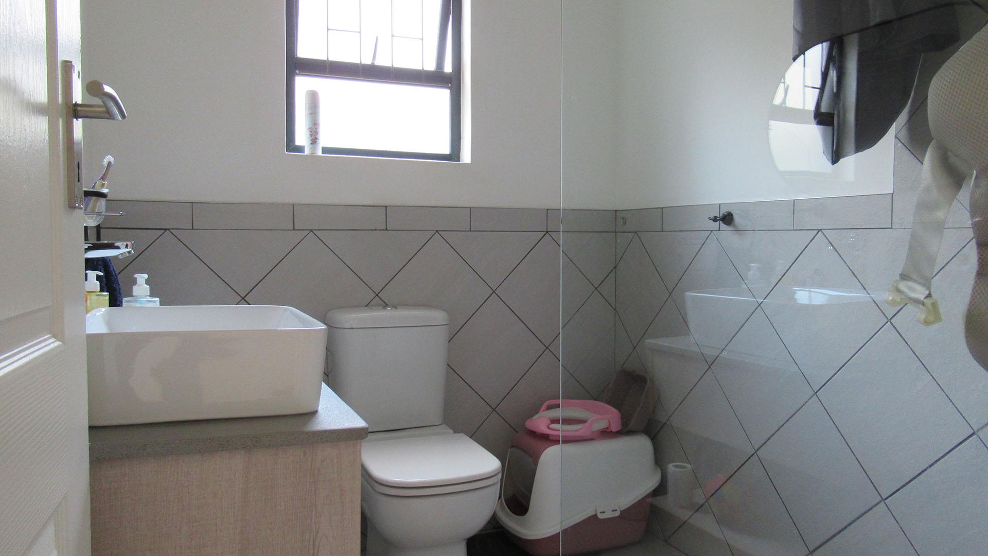 Bathroom 1 - 4 square meters of property in Northcliff