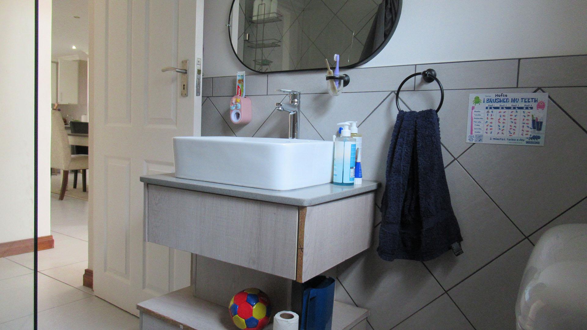 Bathroom 1 - 4 square meters of property in Northcliff