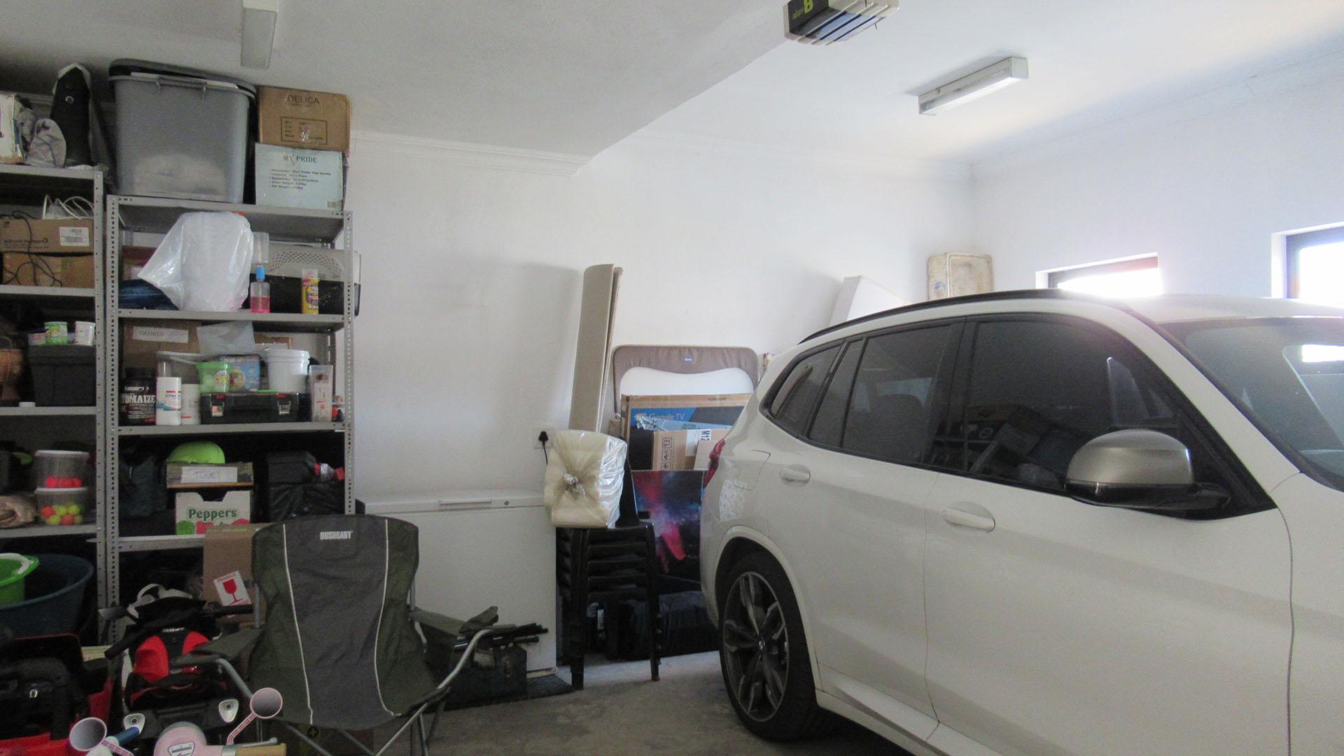 Garage - 42 square meters of property in Northcliff