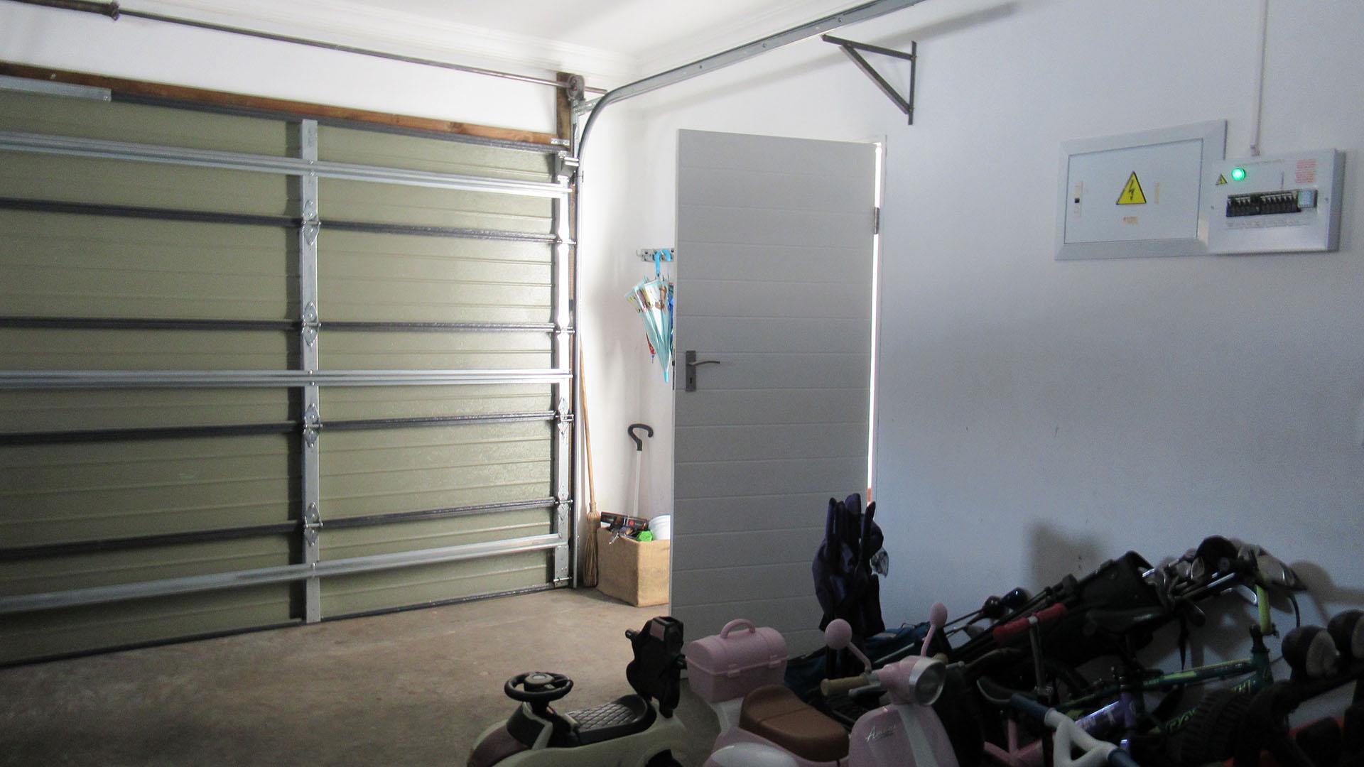 Garage - 42 square meters of property in Northcliff