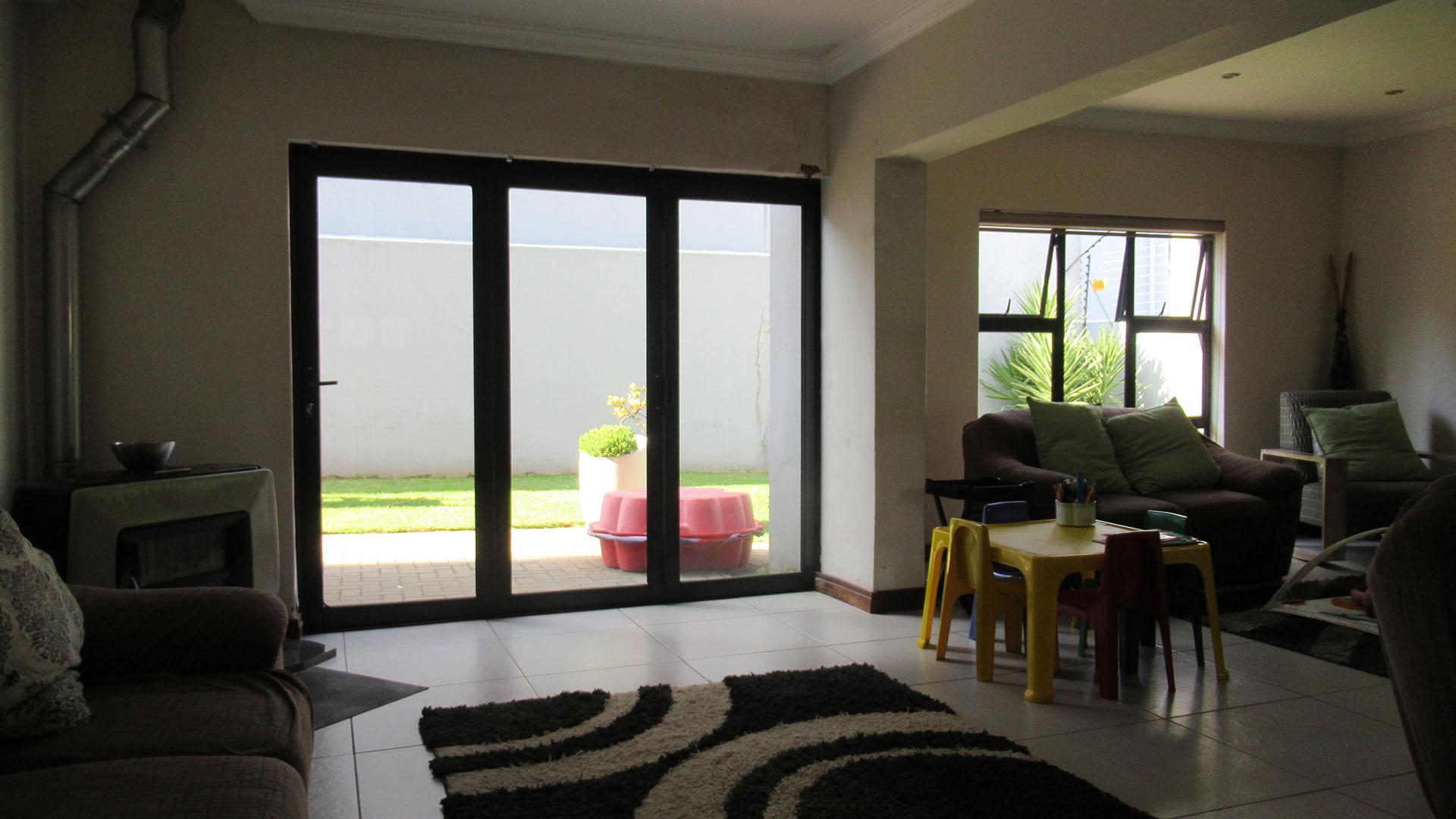 Lounges - 55 square meters of property in Northcliff