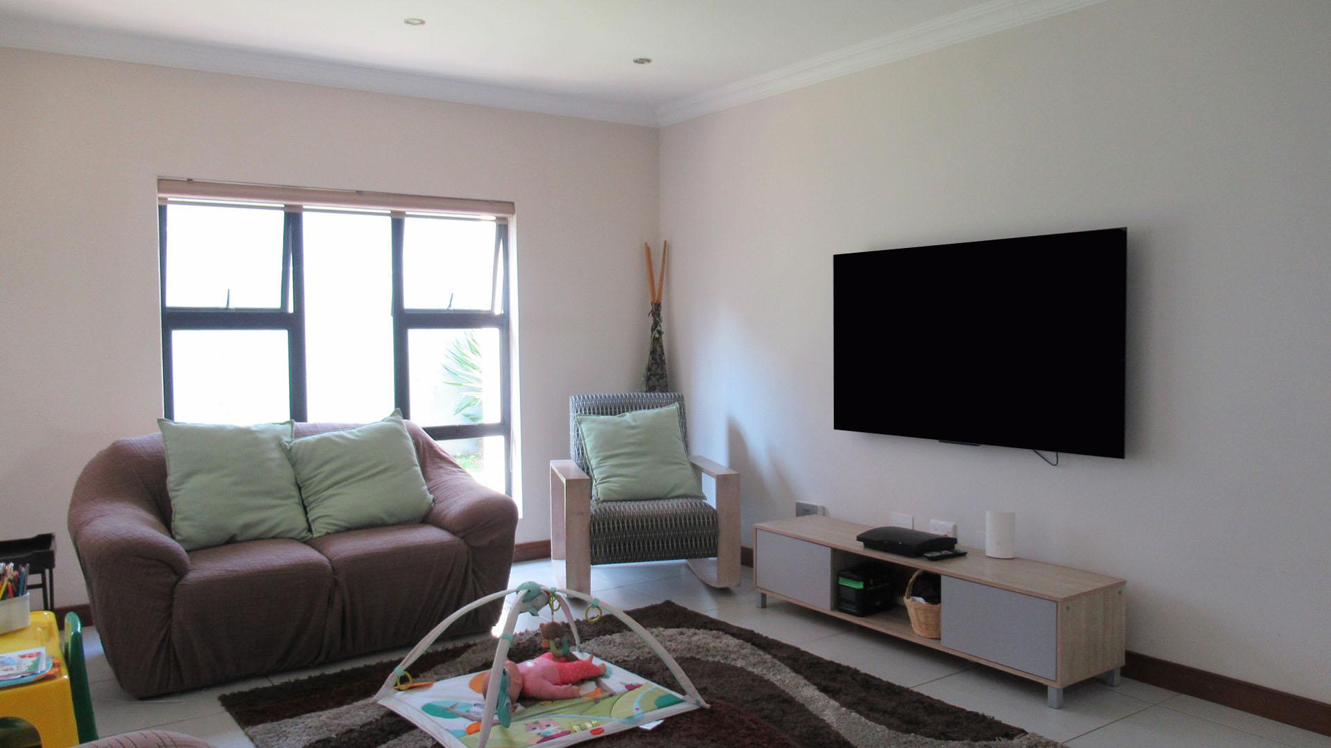 Lounges - 55 square meters of property in Northcliff