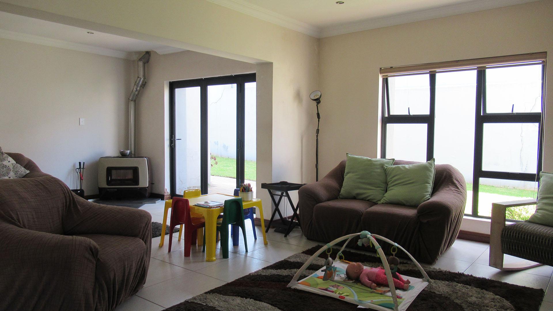 Lounges - 55 square meters of property in Northcliff