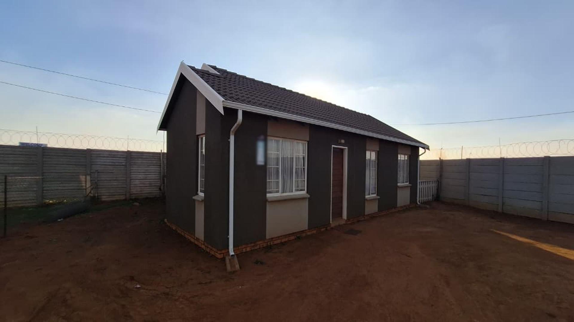 Front View of property in Savanna City