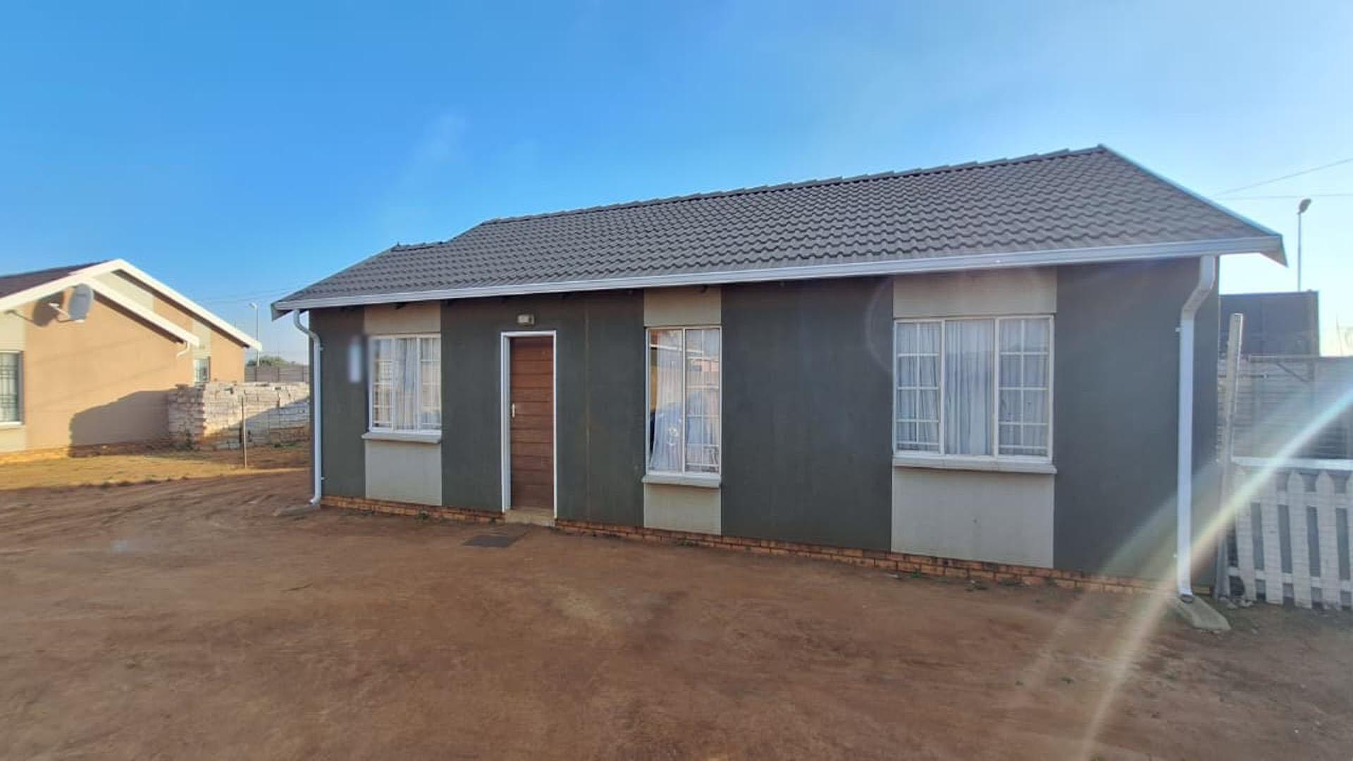 Front View of property in Savanna City
