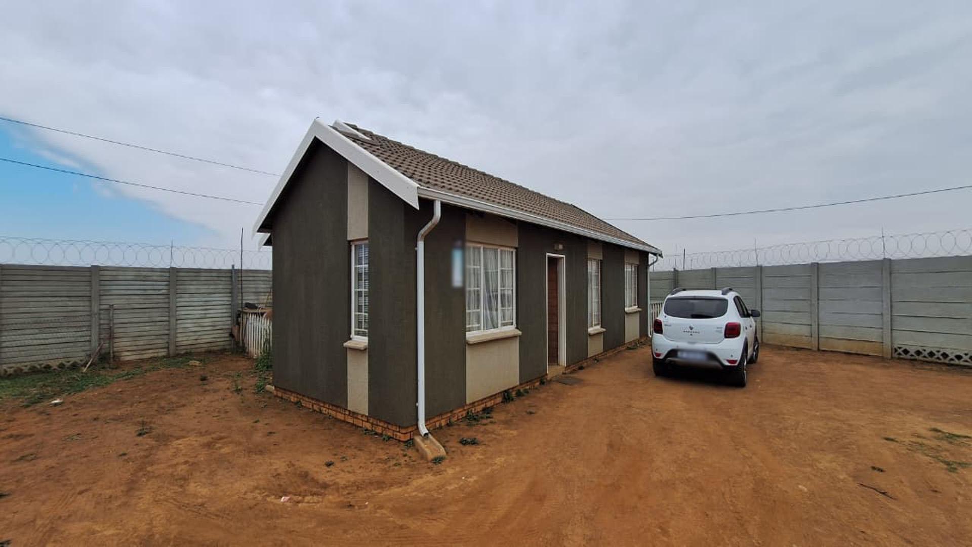 Front View of property in Savanna City