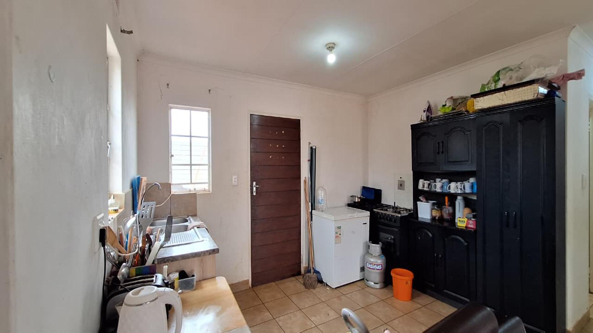 Kitchen - 11 square meters of property in Savanna City