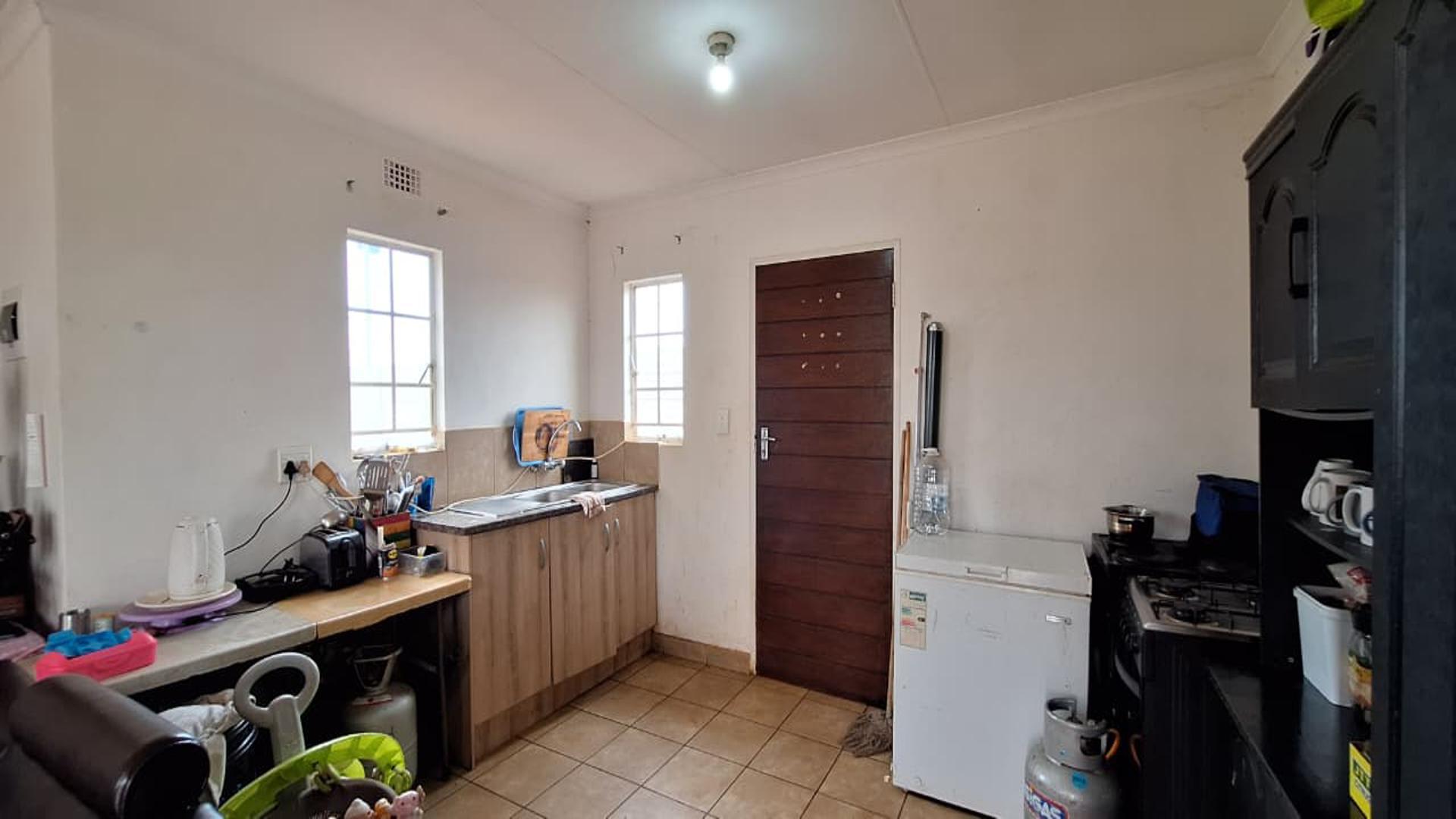 Kitchen - 11 square meters of property in Savanna City