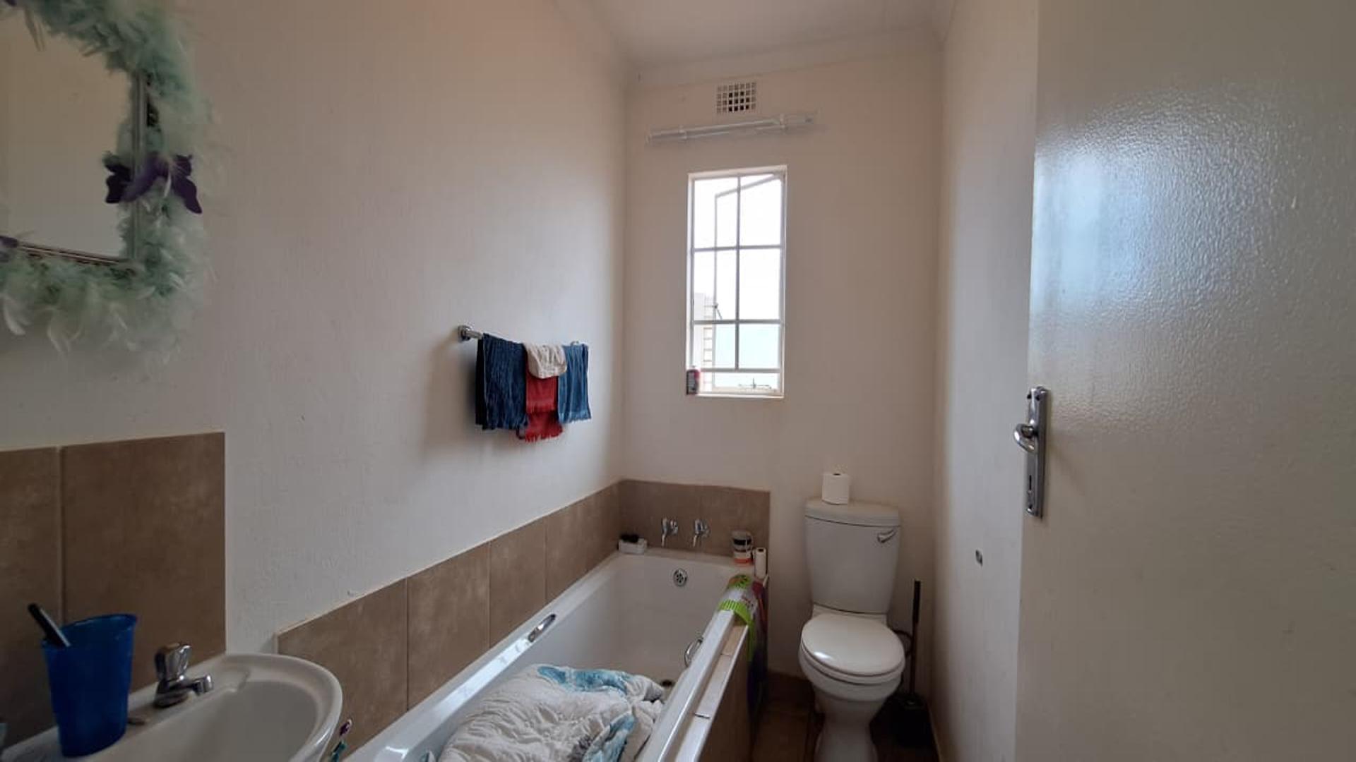 Bathroom 1 - 5 square meters of property in Savanna City