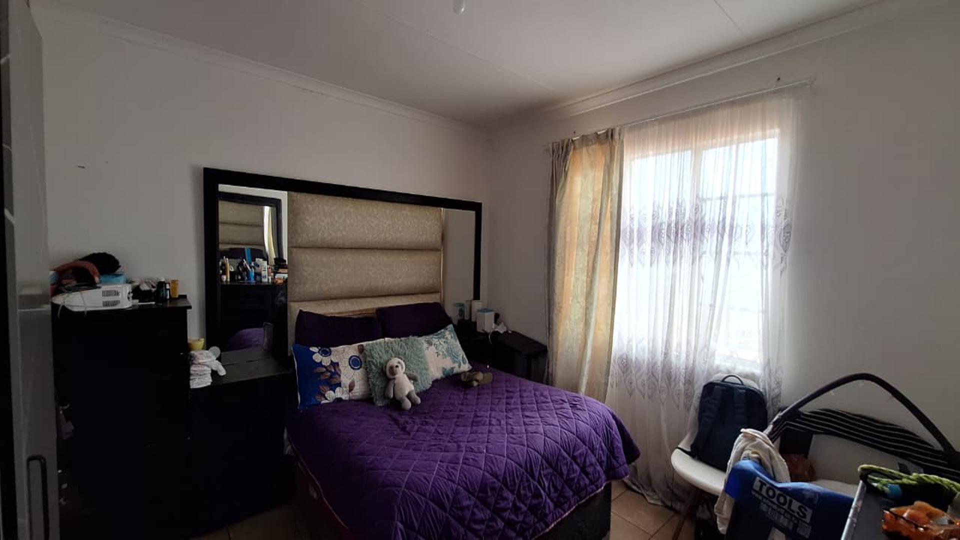 Main Bedroom - 16 square meters of property in Savanna City