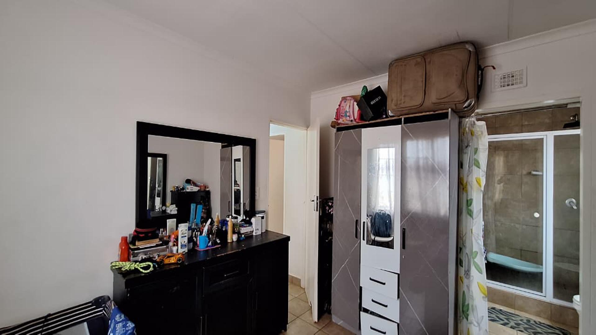 Main Bedroom - 16 square meters of property in Savanna City